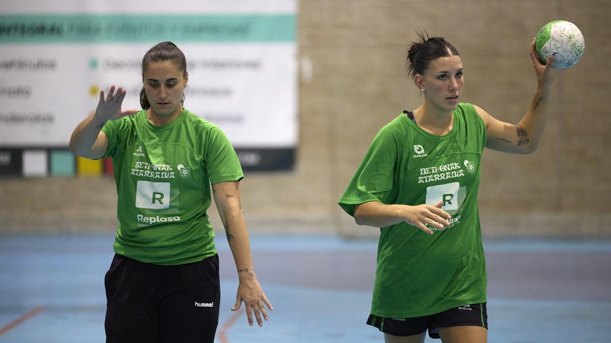 La portera Patri Encinas (i) y la primera línea argentina Mica Casasola, en un entrenamiento. La portera Patri Encinas (i) y la primera línea argentina Mica Casasola, en un entrenamiento.