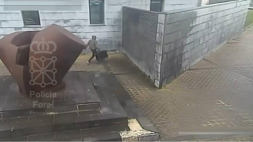 Imágenes del detenido por colocar una maleta sospechosa en el Palacio de Justicia de Navarra