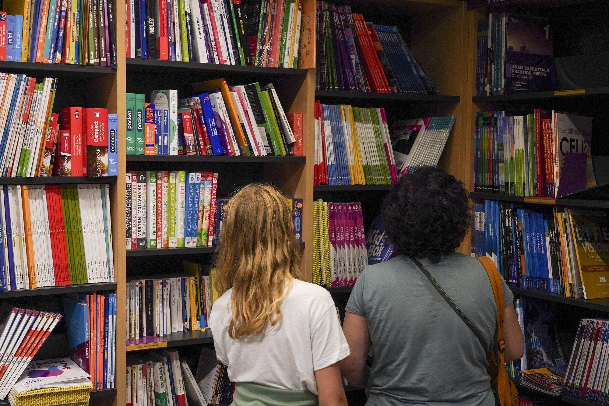 En imágenes: Así se preparan las librerías para la vuelta al cole