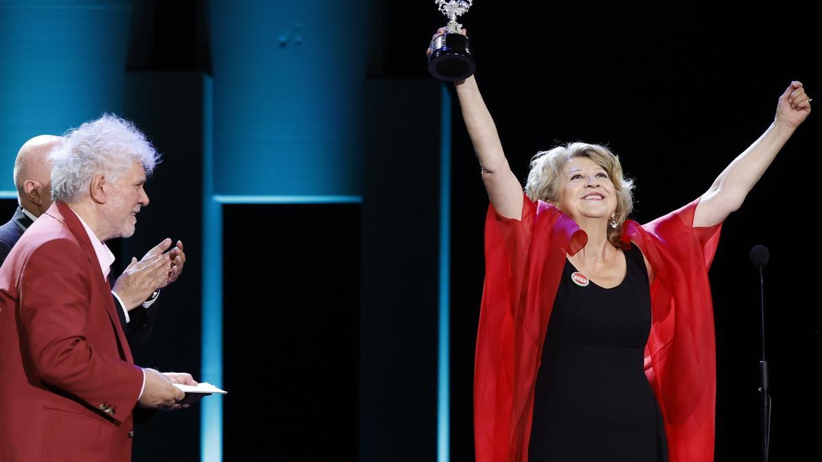 Esther García, con el Premio Donostia.
