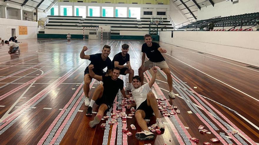 Cinco jóvenes oscenses logran un Récord Guinness con las cartas la empresa alavesa Heraclio Fournier