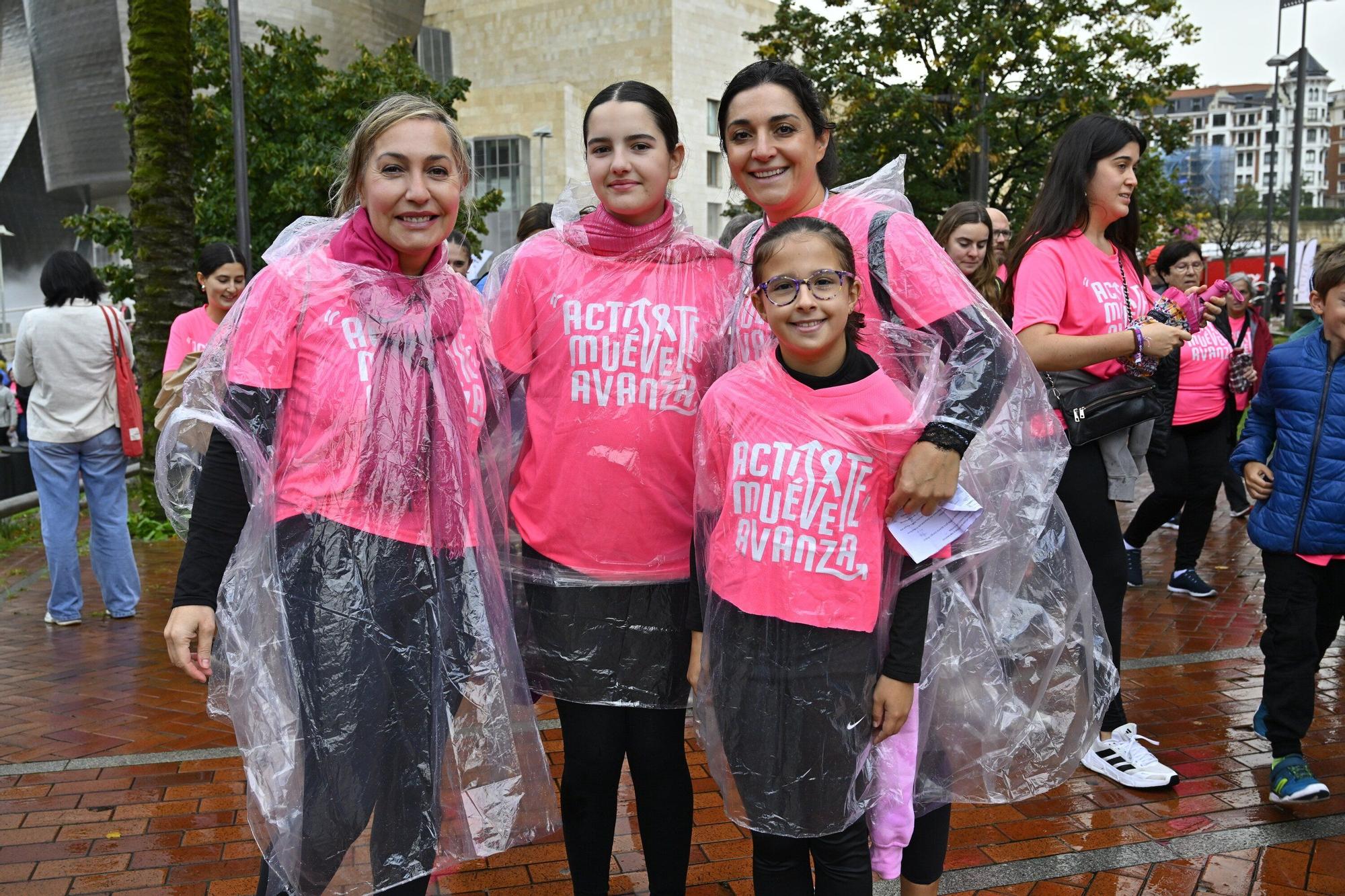 En imágenes: los paraguas tiñen la marea rosa de Bilbao