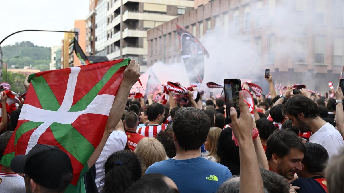 Una kalejira rojiblanca hacia San Mamés