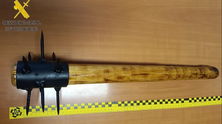 Incautada una maza con púas artesanal en un control en Miranda de Arga