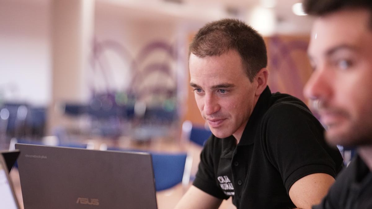 Aritz Bagües, ante el ordenador durante una concentración del Caja Rural. Aritz Bagües, ante el ordenador durante una concentración del Caja Rural.