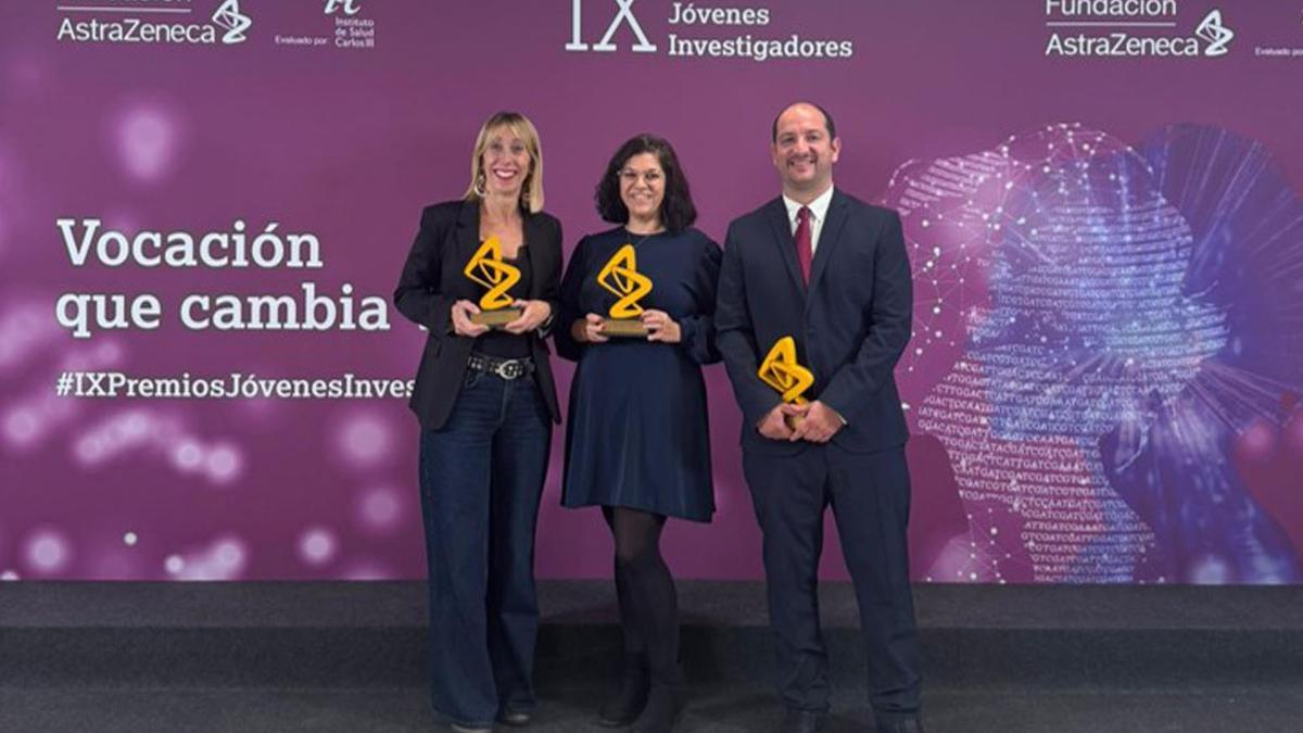 Izortze Santin Gómez (lehena eskuinetik) AstraZeneca Fundazioaren Ikertzaile Gazteen IX. Saria jaso ondoren. Izortze Santin Gómez (lehena eskuinetik) AstraZeneca Fundazioaren Ikertzaile Gazteen IX. Saria jaso ondoren.