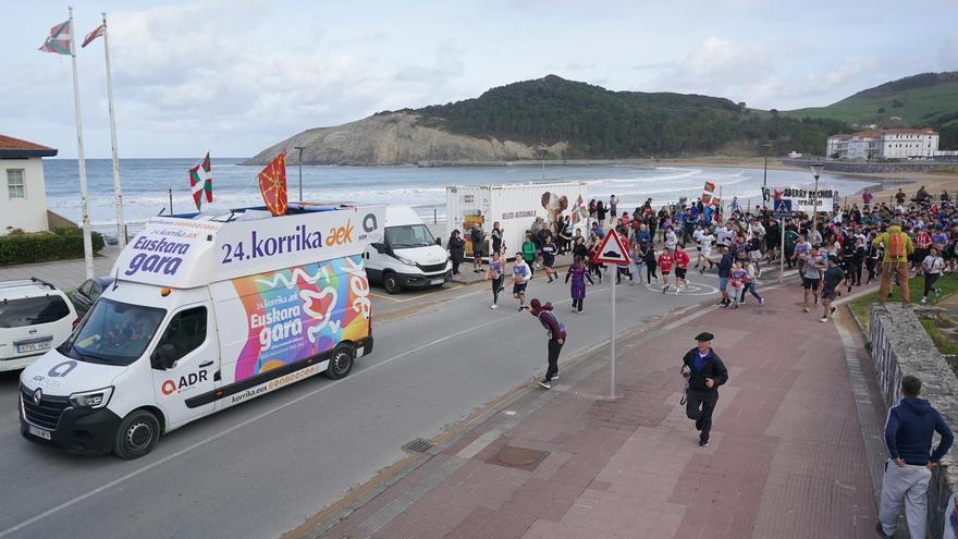 Korrika Bizkaian da: Gaueko ibilbidearen ostean, gaur goizean Plentziara iritsi da lekukoa