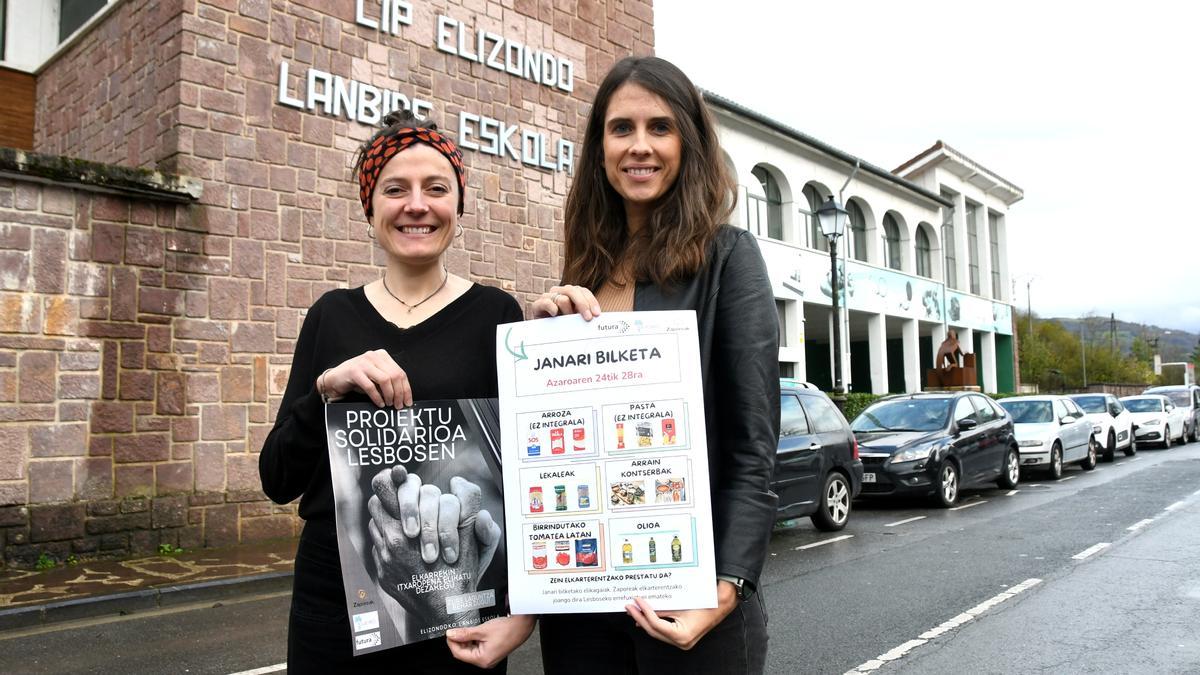 Jaione Perurena Azcarraga y Alaitz Arribillaga Indaburu con los carteles del proyecto