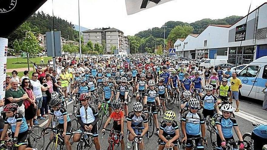 Cientos de ciclistas de todas las edades salieron a la carretera para arropar el joven Orats y pedir a los automovilistas respeto