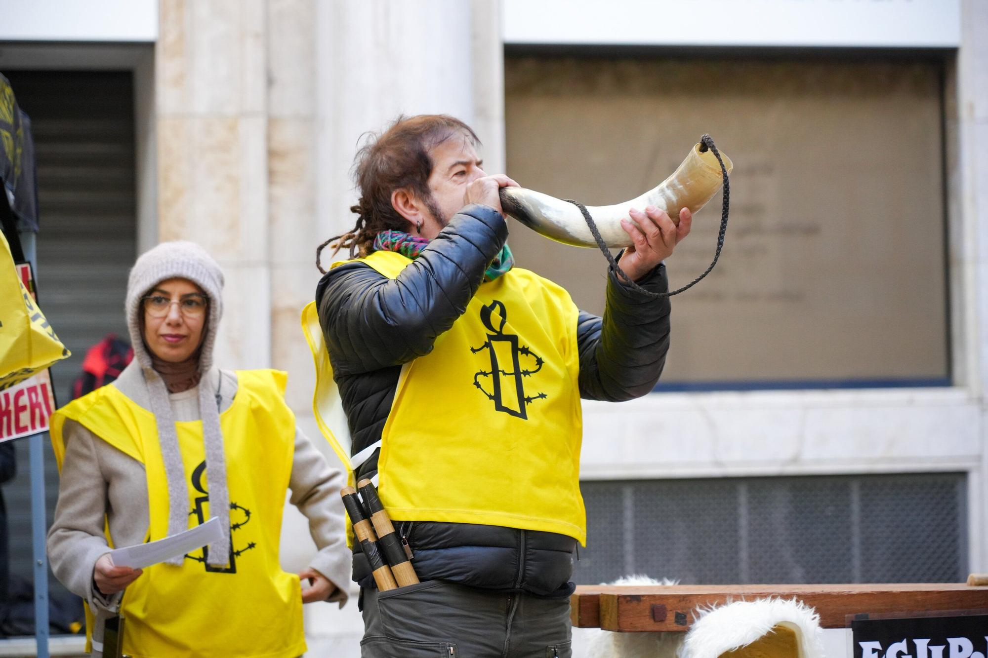 En imágenes: Concentración sobre la pena de muerte en la plaza de correos en Vitoria
