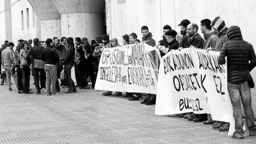 La protesta se celebró a las puertas del Aulario, que acogió la oposición.