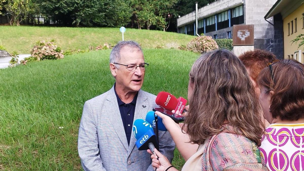 El rector de la EHU, Joxerramon Bengoetxea, atiende a los medios en San Sebastián.