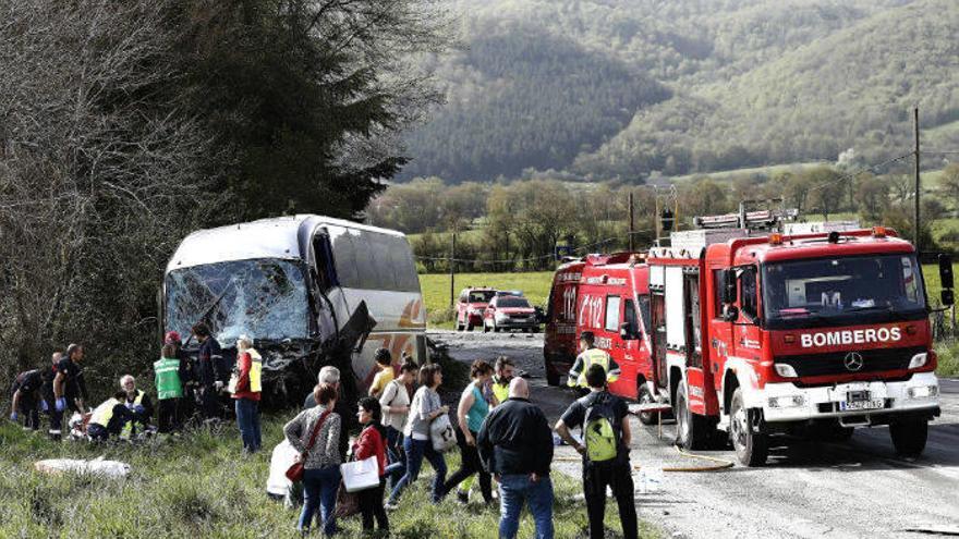 El choque frontal entre el autobús y el coche ocurrió sobre las nueve y media en la carretera N-121-A a la altura de Lantz.