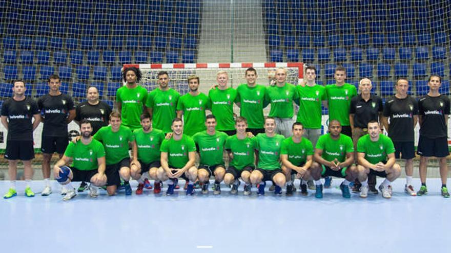 La plantilla y el cuerpo técnico del Helvetia Anaitasuna posa antes del comienzo del primer entrenamiento de la temporada.