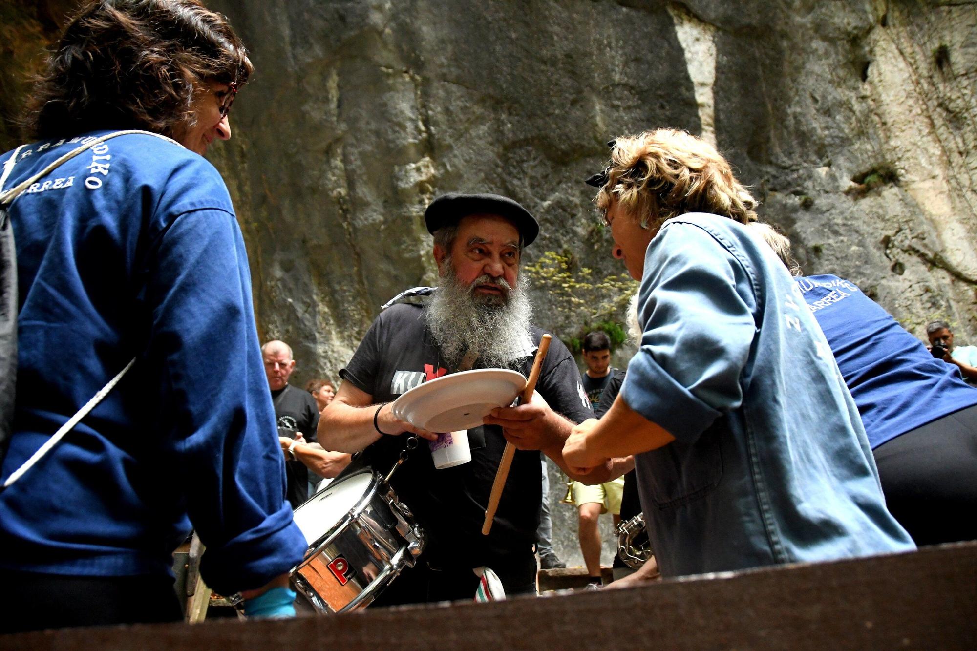 800 personas disfrutan un año más del zikiro rey en Navarra, el Zikiro de Zugarramurdi