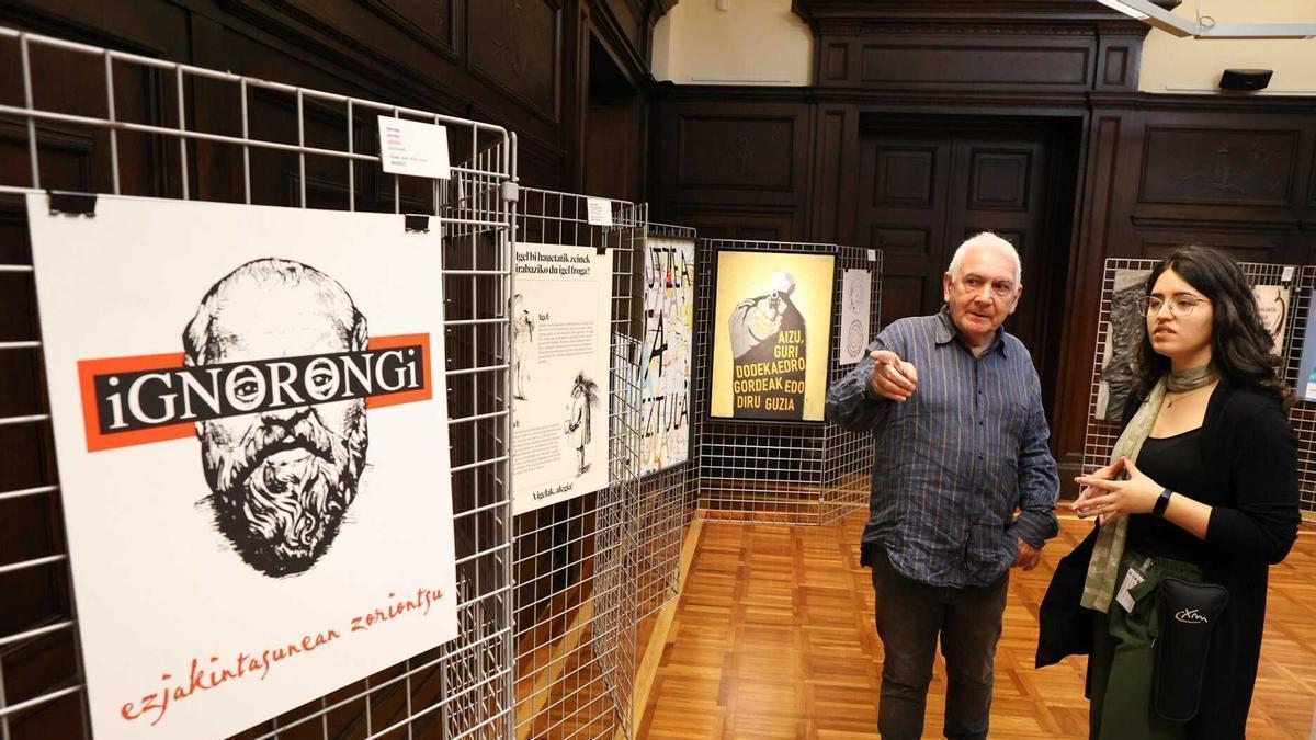 Joseba Sarrionandia en una presentación anterior de esta muestra de Markos Gimeno.