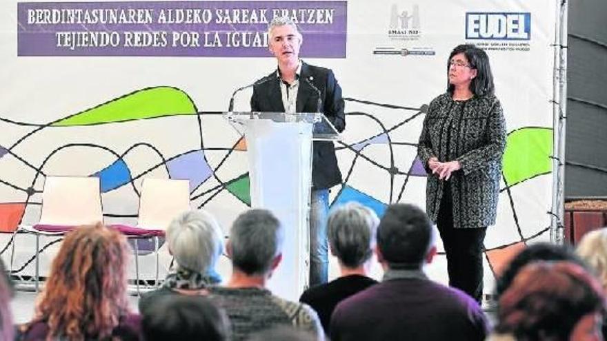 El miembro de Eudel Ibon Uribe, y la directora de Emakunde, Izaskun Landaida, ayer en Beasain.