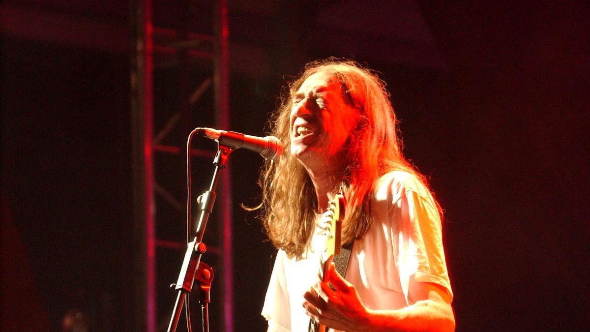 Rosendo Mercado, en un concierto en el año 2002.