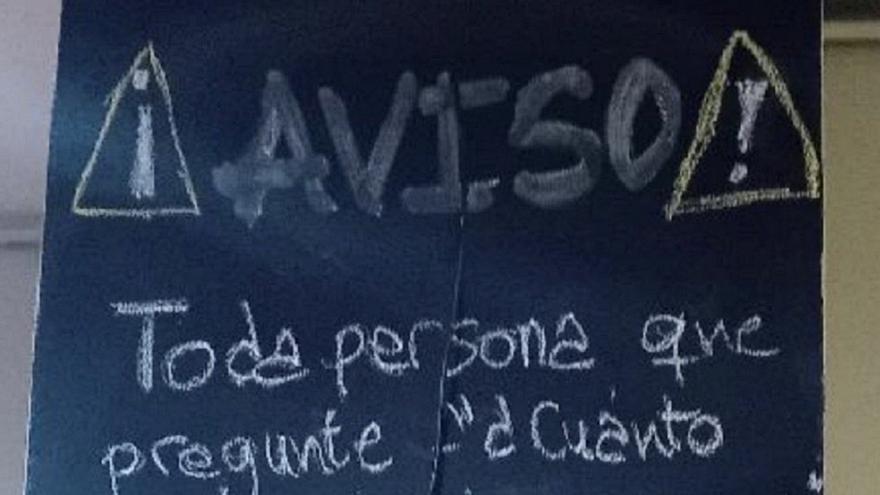 Un bar lanza este aviso en su pizarra y las redes se unen en su contra