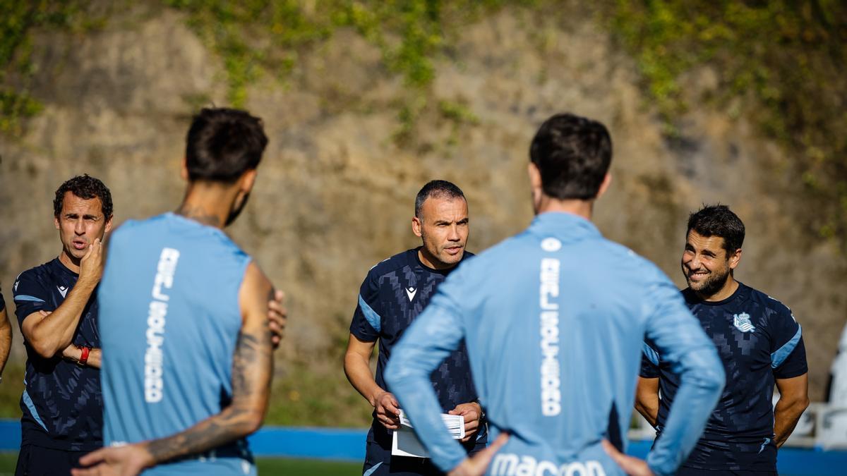 Sergio Francisco da instrucciones ayer a su plantilla.