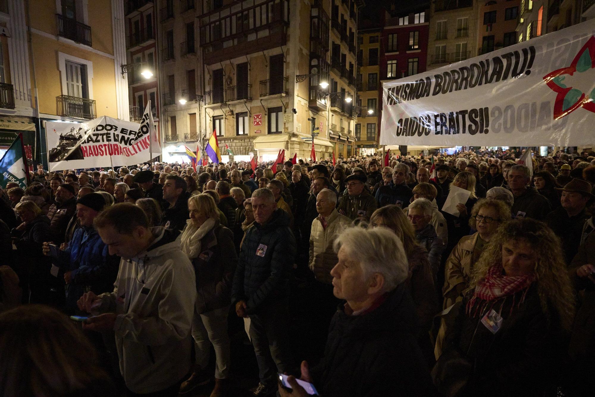 Manifestación de las asociaciones memorialistas para pedir el derribo del Monumento