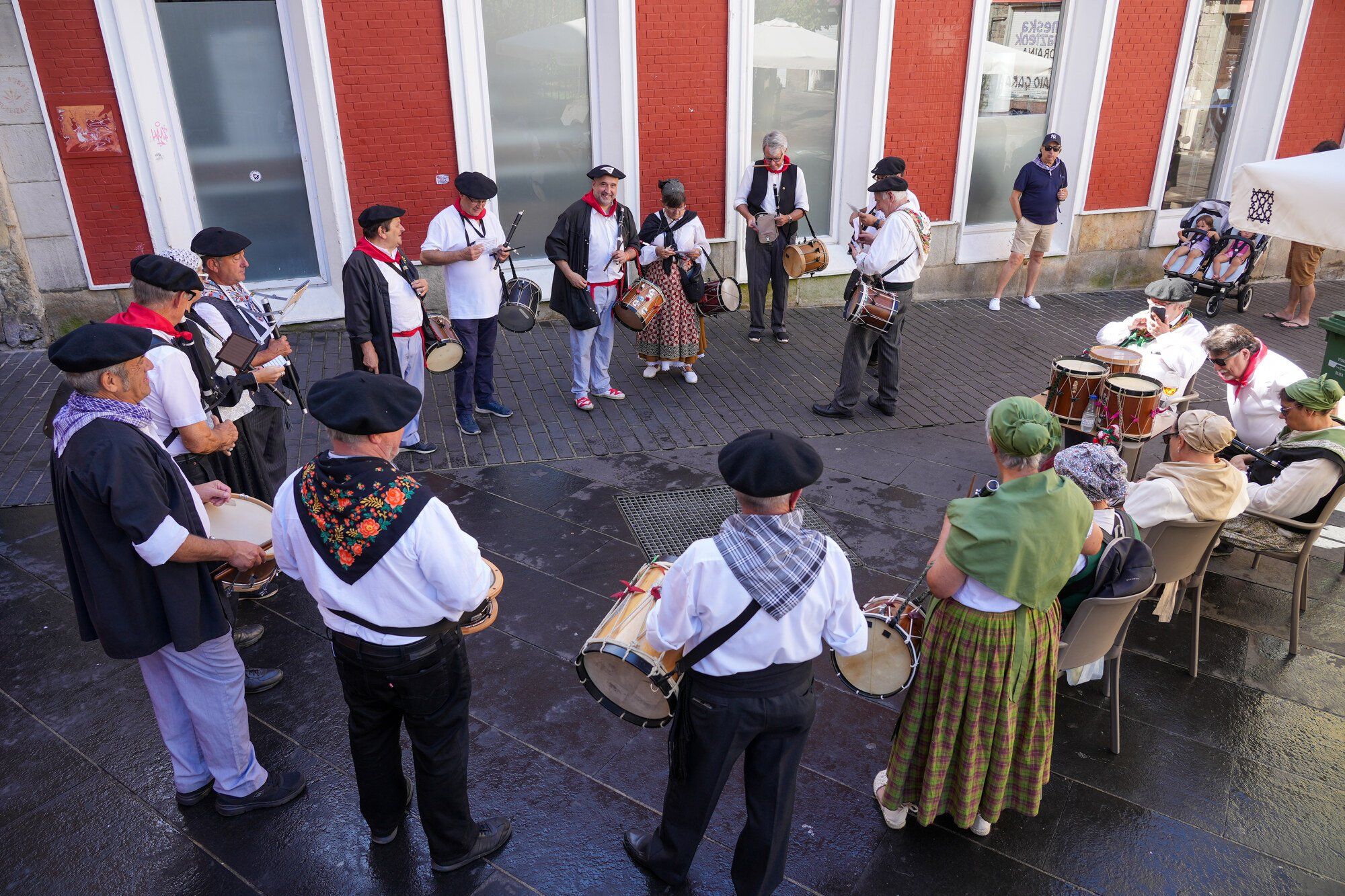 Los blusas y neskas veteranos ya disfrutan de su día en La Blanca