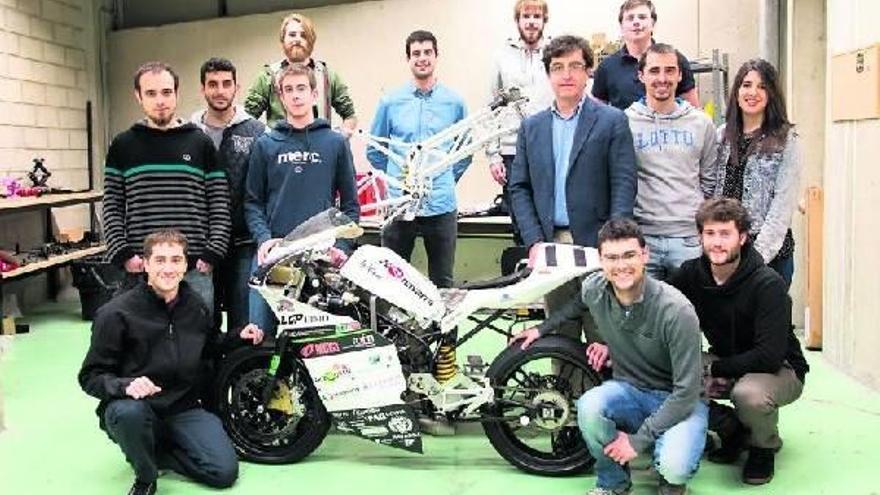 Los trece estudiantes y el profesor posan con el prototipo que ganó en 2010 y el chasis del nuevo.
