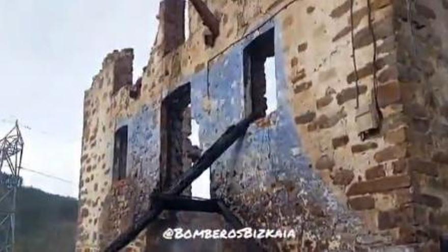 Un caserío queda totalmente calcinado en Zeberio