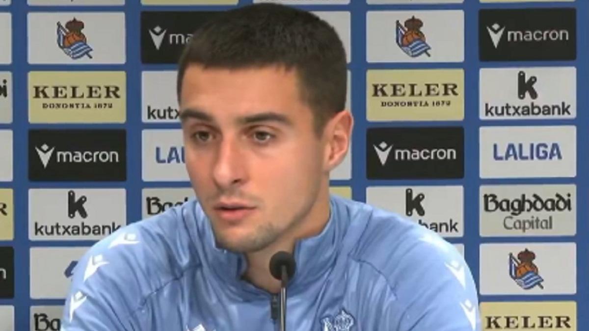 El delantero de la Real, Jon Karrikaburu, en la rueda de prensa de este martes