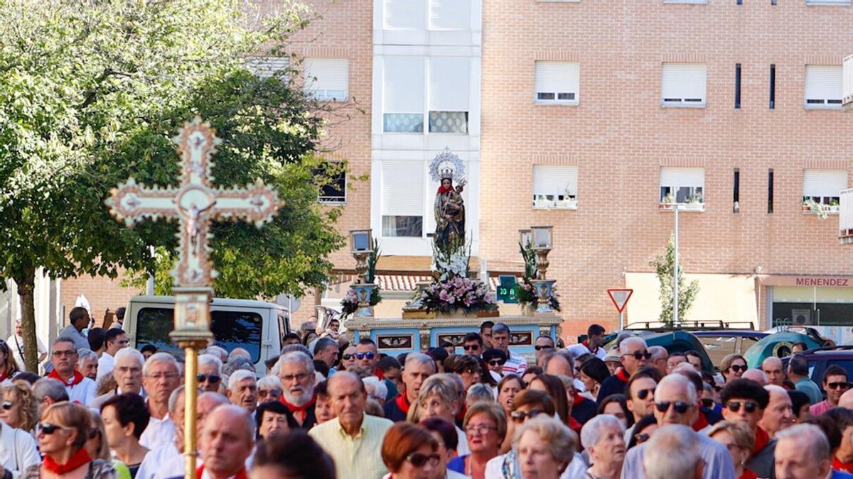 Procesión con la imagen de la Virgen del Rosario por las calles