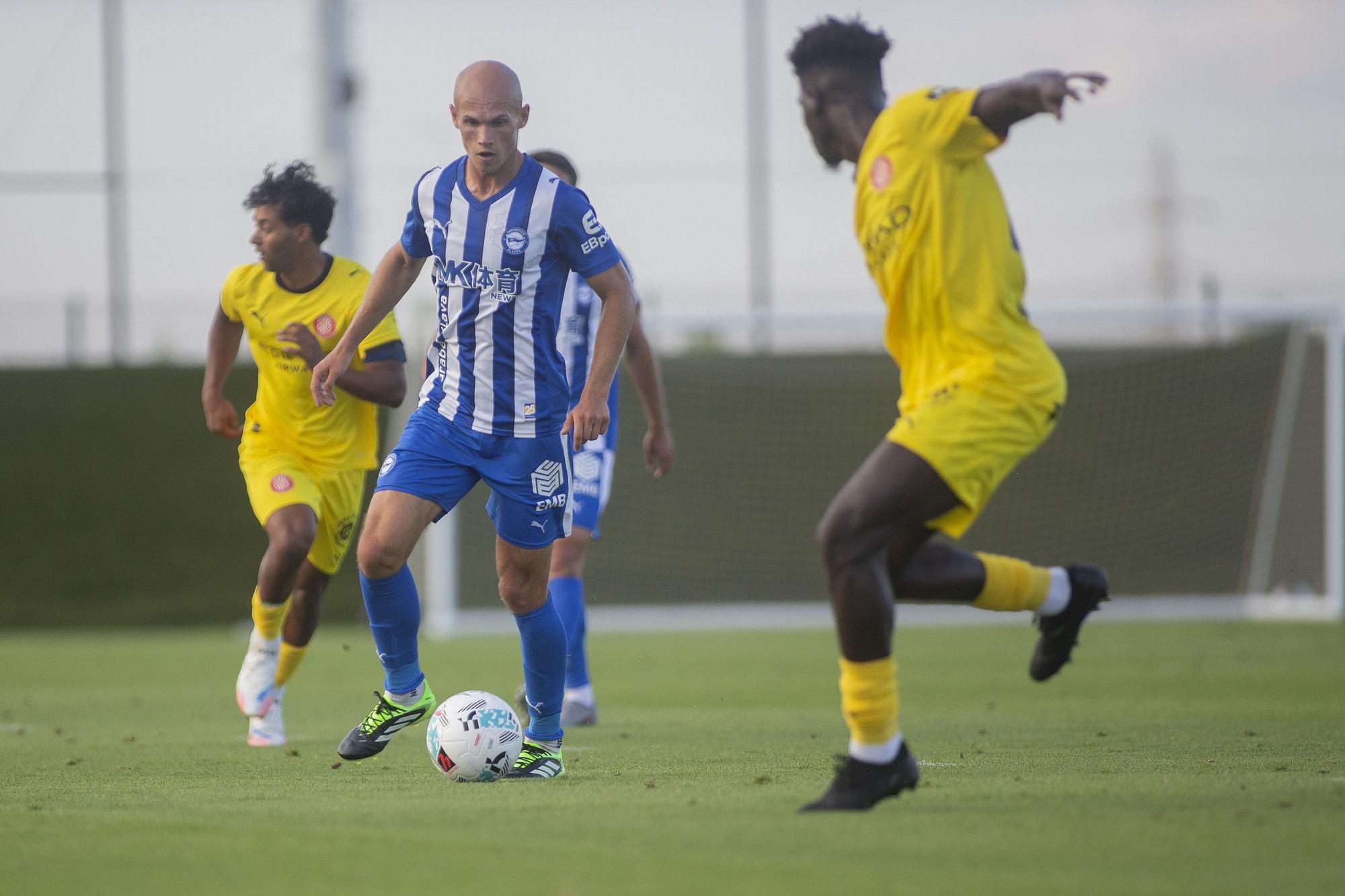 En imágenes: El Alavés, peleado con el gol ante el Girona (1-0)