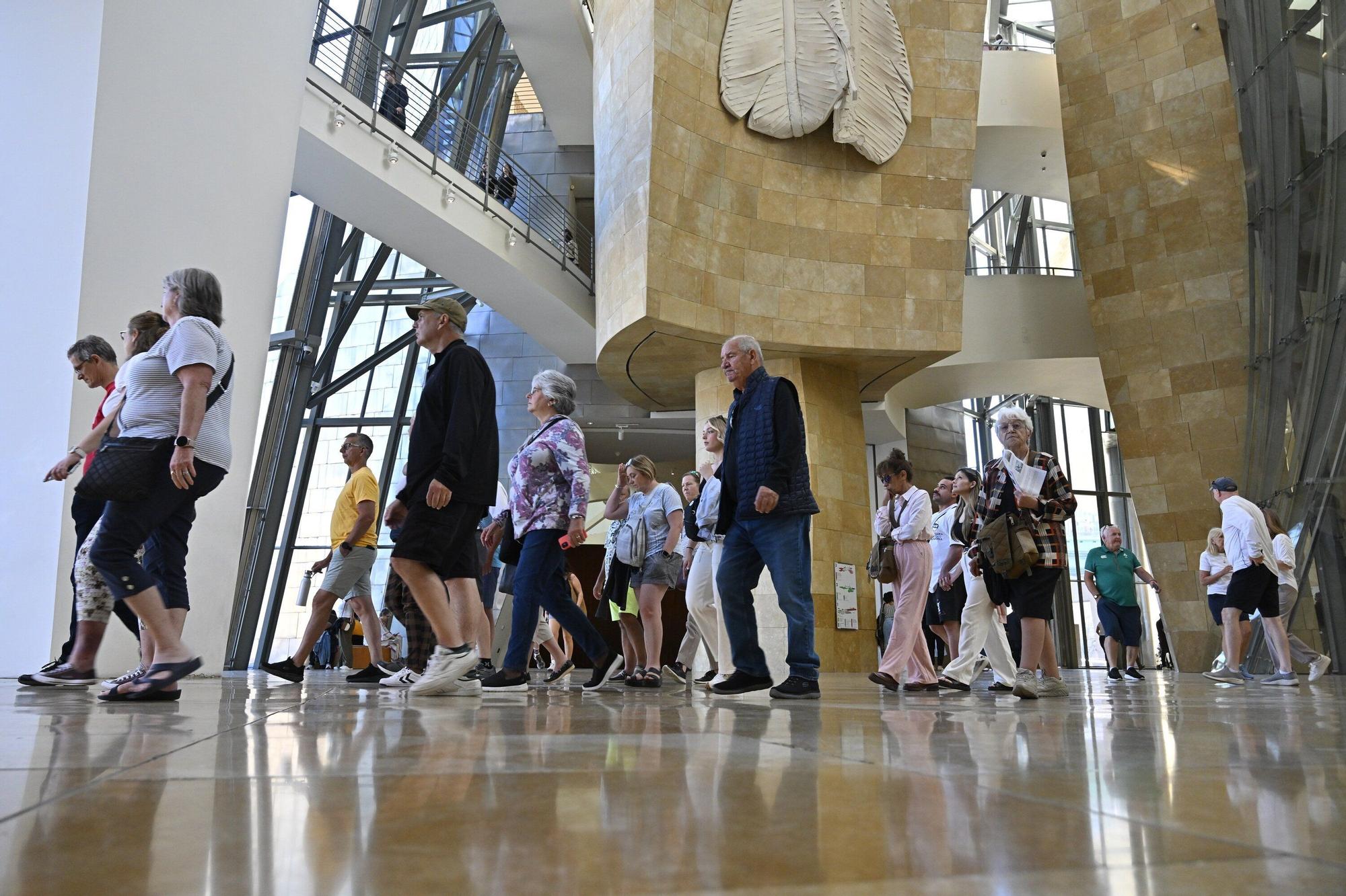 El Museo Guggenheim acoge a miles de visitantes en su 28º cumpleaños