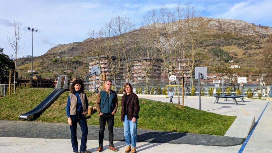 Los alumnos de Primaria de la Ikastola Izarraizpe de Azpeitia ya disfrutan de su renovado patio de juegos en Perdillegi