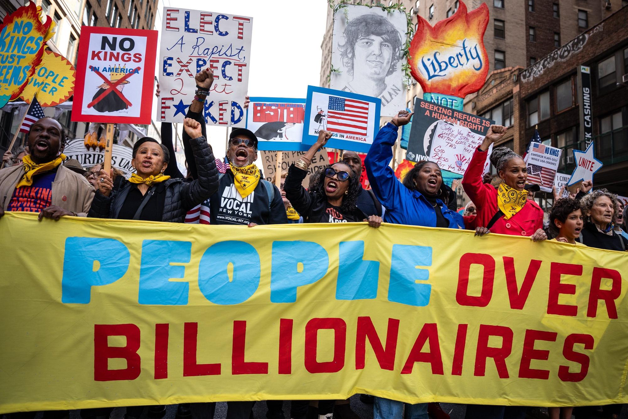 Miles de estadounidenses protestan contra Trump: "No queremos reyes"