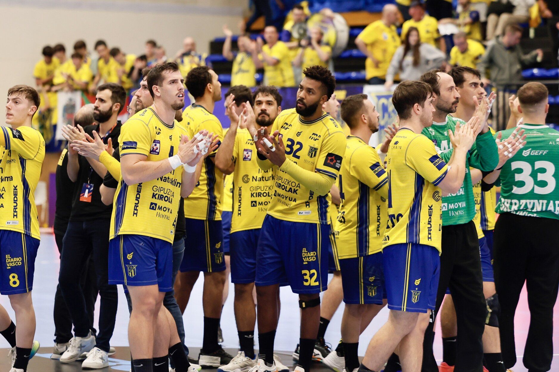 Los jugadores del Irudek Bidasoa Irun, tras el partido ante el Flensburg alemán