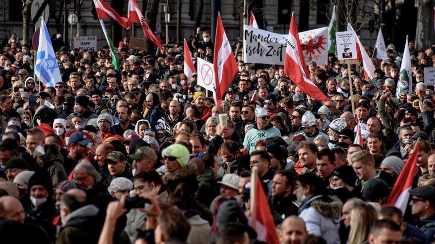 Gran protesta en Viena contra el confinamiento y la vacunación obligatorios