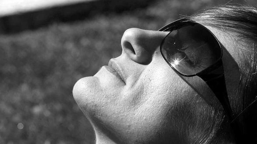 Una mujer toma el sol ayer en Pamplona.
