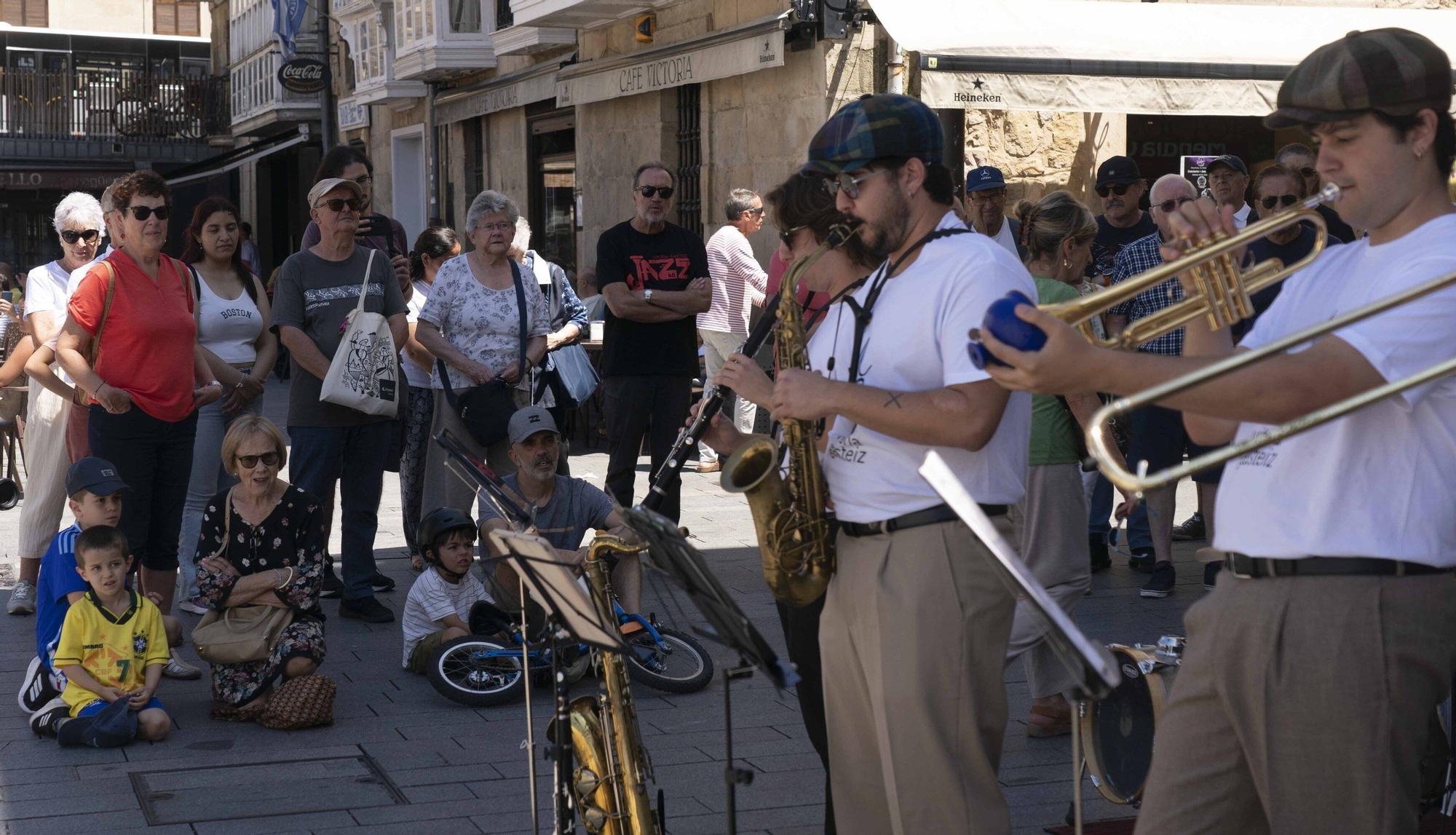 En imágenes: South Side Stompers toma las calles y plazas de Vitoria