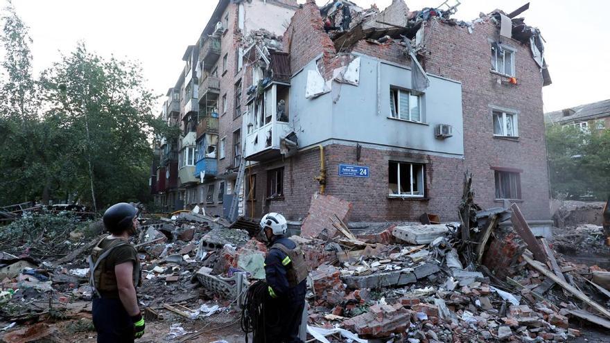 Ucrania denuncia tres muertos y 19 heridos por un bombardeo ruso sobre la ciudad de Járkov