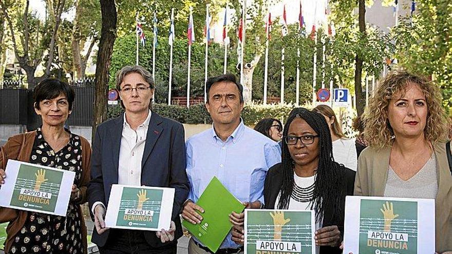 El director general de Oxfam, José María Vera, en el centro, con representantes del PSOE y Podemos ante la sede de la CE en Madrid.