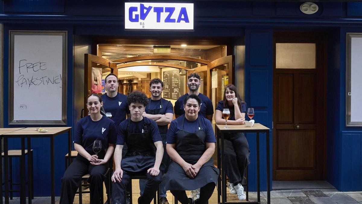 Delante, de izquierda a derecha, la encargada Tania Carrasco y los cocineros Aimar Olza y Miriam Landacay. Detrás, los socios Julen Urtasun, Julen Fernández y Asier Olmedo junto con Lorea Díez, responsable de comunicación y diseño, a las puertas del nuevo Gatza de la calle Estafeta.