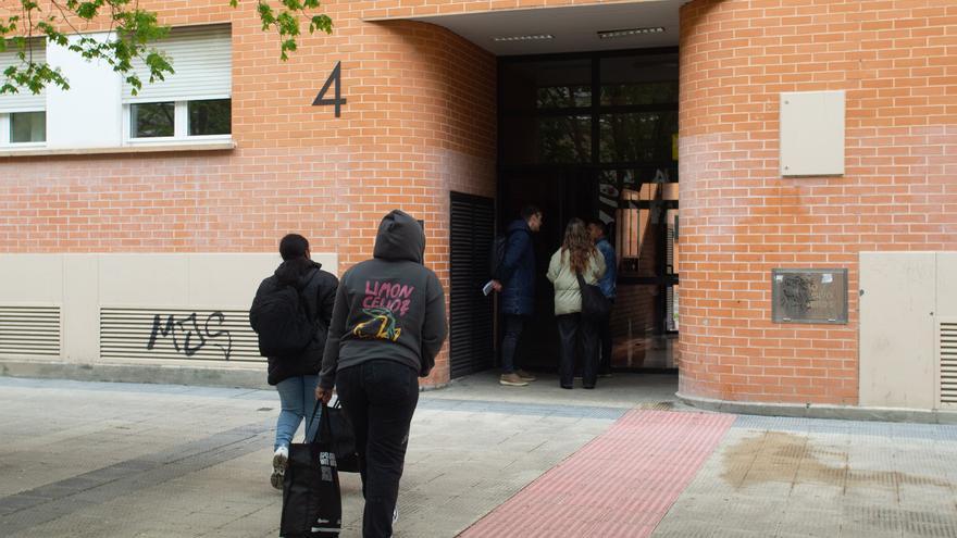 La jueza deja en libertad a la expareja de la mujer que murió tras caer de un tercer piso en San Jorge