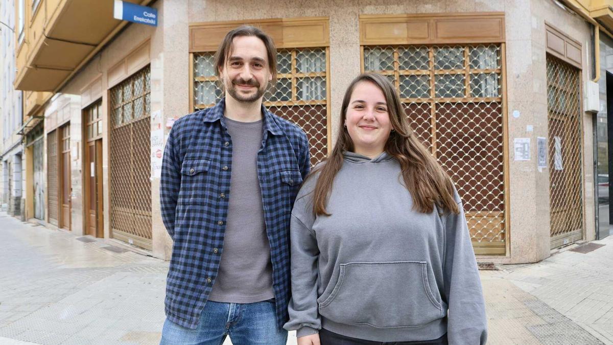 Elena Valverde Llanos y Adrián Santos en la sede de la escuela, en la calle Santa Lucía