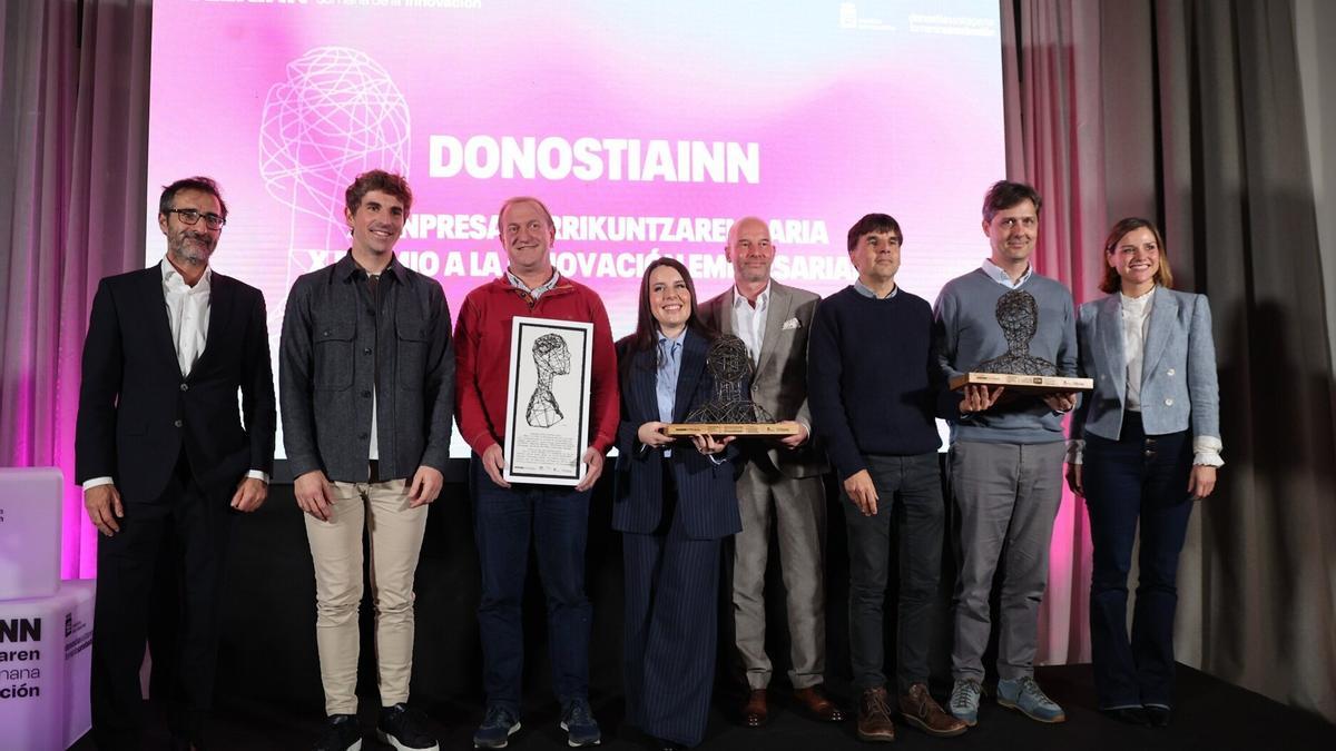 Los premiados ayer por Fomento de San Sebastián, junto al alcalde Jon Insausti e Iñigo Olaizola, gerente de Fomento de San Sebastián.