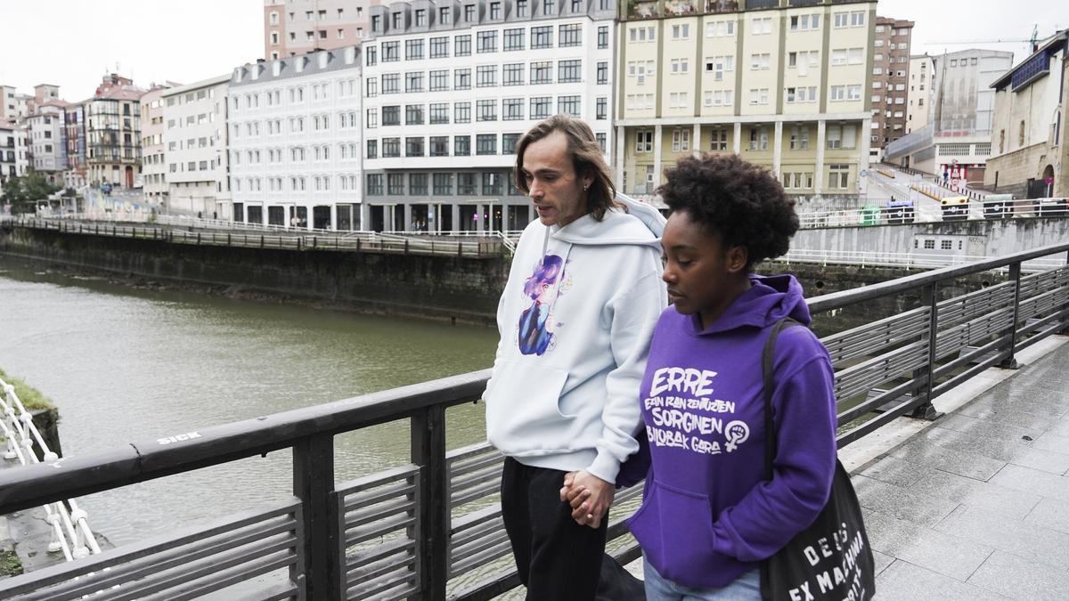 Una pareja joven pasea por Bilbao