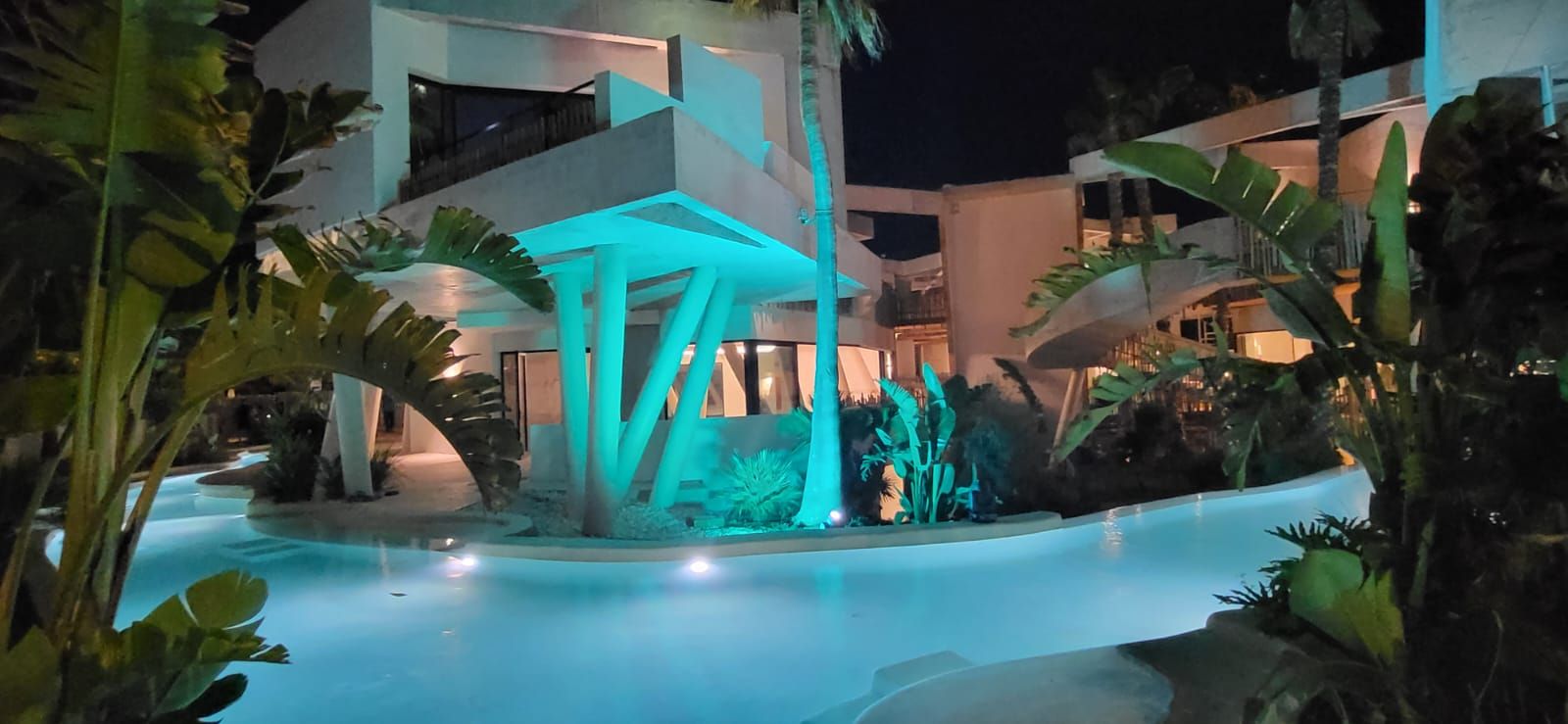 Lo rompedora piscina Mediterranean Sea, diseñada por una constructora donostiarra, para un hotel en Menorca