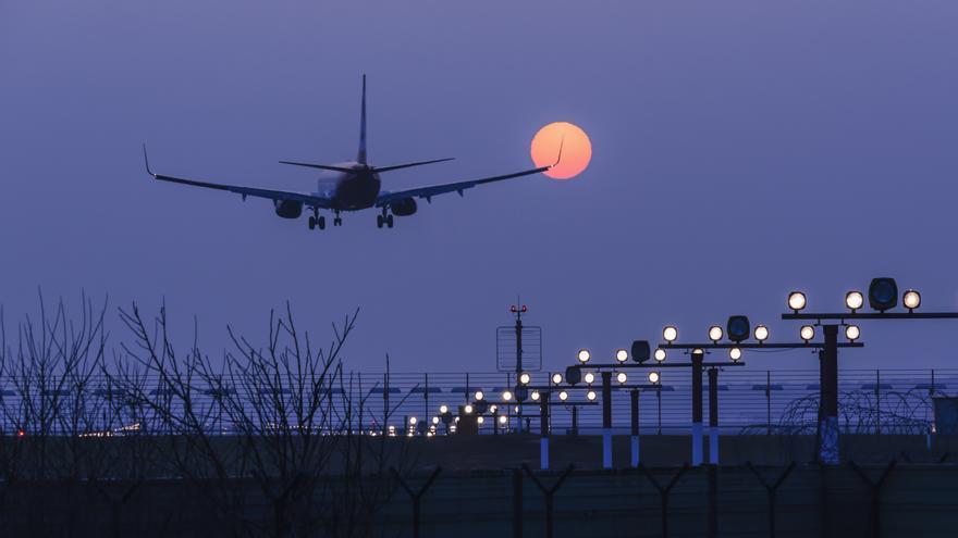 Un avión de pasajeros tiene que dar vueltas por el Mediterráneo al dormirse el controlador aéreo