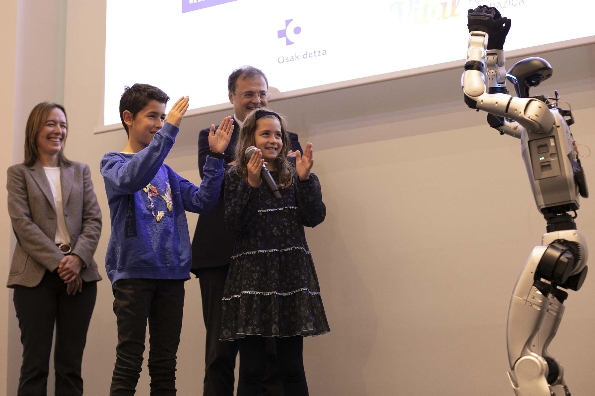 En imágenes: Así es SAAKI, el nuevo robot pediátrico que ayudará a los niños ingresados en el HUA-Txagorritxu