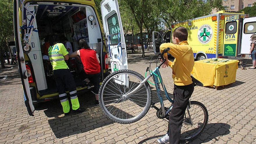 Un niño observa un traslado llevado a cabo en Pamplona por una ambulancia de DYA Navarra.