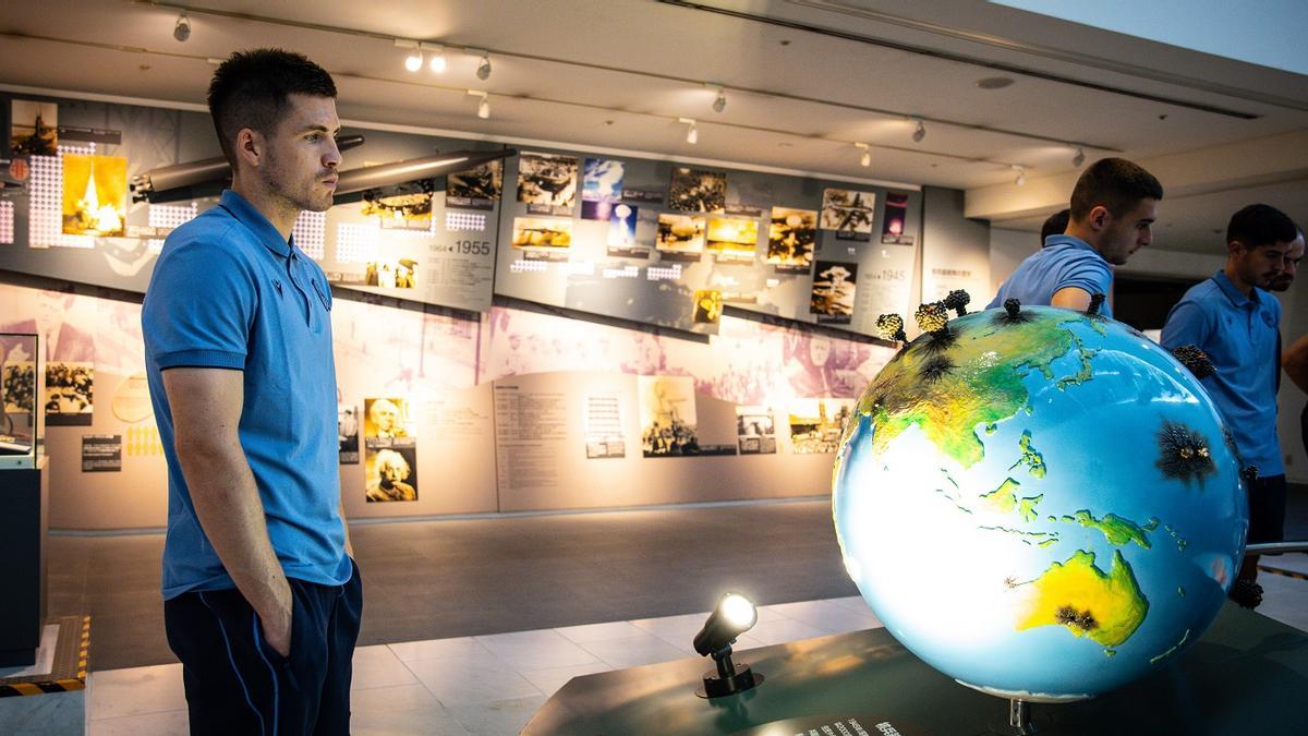 Emotiva visita de la Real Sociedad al Museo de la Bomba Atómica en Nagasaki
